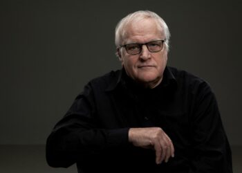 Seppo Jokisesta kirjoittaminen on hauskaa. Hän epäilee virne suupielessään, ettei komisario Koskisesta taideta päästä eroon.