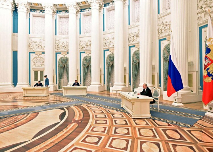 Vladimir Putin tunnusti Ukrainan kapinallisalueiden itsenäisyyden mahtipontisissa kulisseissa.
