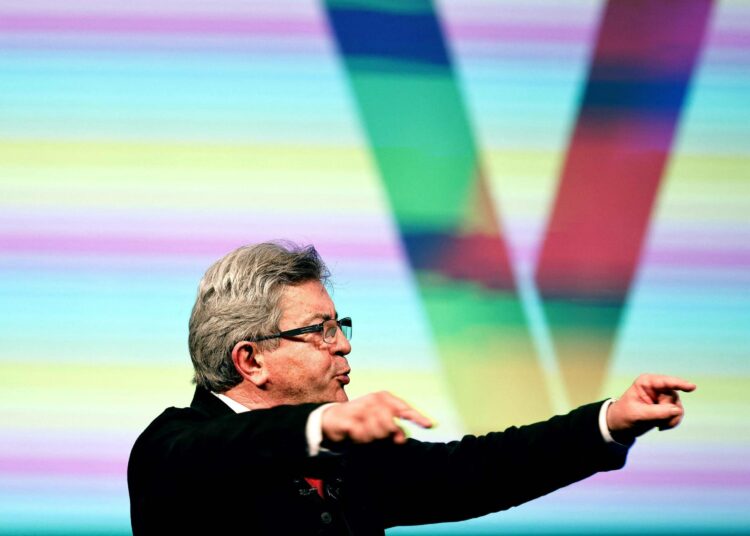 Ranskan vasemmiston johtohahmo Jean-Luc Mélenchon kampanjoimassa Caenissa kansalliskokousvaalien alla.