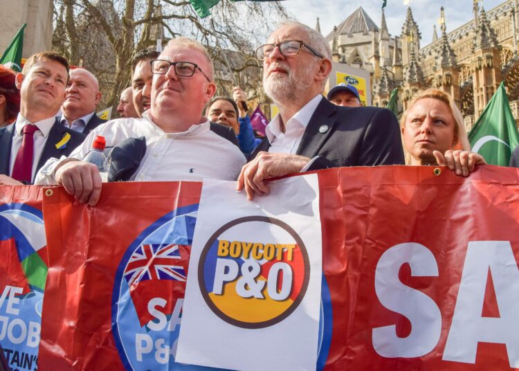 Labourin entinen puheenjohtaja Jeremy Corbyn (kuvassa edessä oikealla) kuvattiin maaliskuussa mielenosoituksessa.