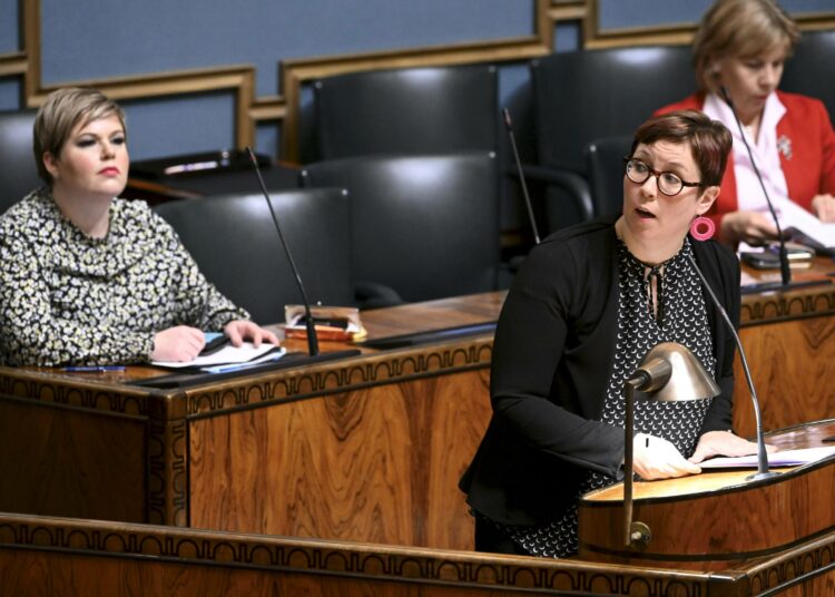 Julkisen velan orjalliseen vähentämiseen ei pidä hirttäytyä tilanteessa, jossa edessä voi olla syvä taantuma, Merja Kyllönen sanoi.