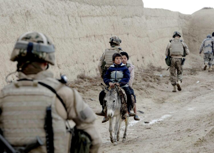 Suomalaisia ISAF-kriisinhallintajoukkoja partioimassa Sharar Bolakin piirikunnassa Afganistanissa marraskuussa 2011.