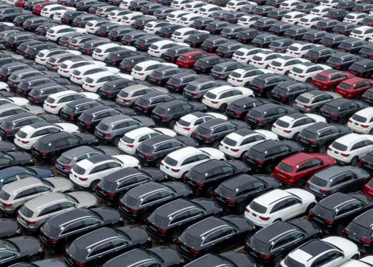 Valmet Automotiven autotehtaalla valmistettuja autoja Uudenkaupungin satamassa odottamassa laivaan lastaamista.