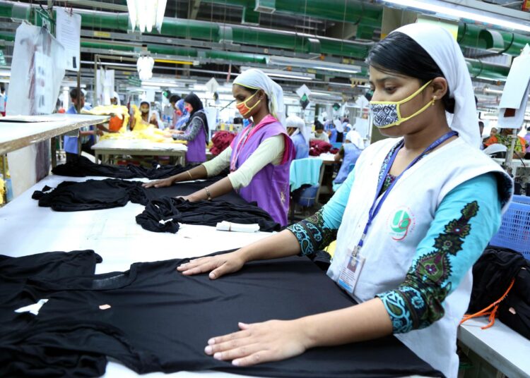 Kaikkien sukupuolten tasavertainen mukaan ottaminen on tärkeä ei-teknologinen innovaatio, jolla parannetaan vientikauppaa. Pakistanissa, Intiassa, Bangladeshissa ja Sri Lankassa naiset ovat jo kauan olleet mukana maatalous- ja tekstiilituotannossa.