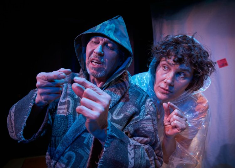 Teatterikokemuksesta vastaa lavalla kvartetti Marc Gassot, Tuukka Leppänen, Minttu Mustakallio (kuvassa oikealla) ja Martti Suosalo (kuvassa vasemmalla).