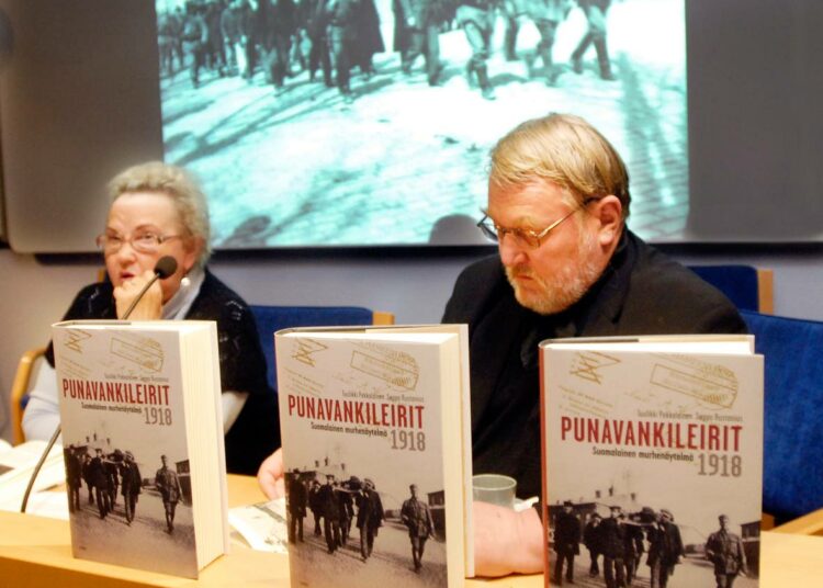 Punavankileirit 1918 -kirja on syntynyt Tuulikki Pekkalaisen ja Seppo Rustaniuksen tiiviin yhteistyön tuloksena. Pekkalainen on vastannut lopullisen käsikirjoituksen muokkaamisesta ja Rustanius on valinnut teoksen harvinaislaatuisen kuvituksen noin tuhannen valokuvan joukosta.