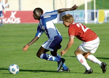 HJK:n peli on ailahdellut, mutta se on edelleen mestarisuosikki. HJK:n Dawda Bah (vas.) ja Interin Ville Nikkari taistelivat pallosta Veikkausliigan ottelussa Helsingissä 28. kesäkuuta.