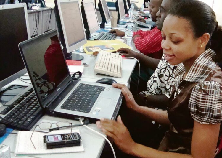 St. Augustinen yliopiston tiedotusopin opettaja Getrude John teki internetkurssin harjoitustyötä viime viikolla Mwanzassa. Suomalaishankkeessa on järjestetty verkkokoulutusta tansanialaisille journalisteille vuodesta 2006.