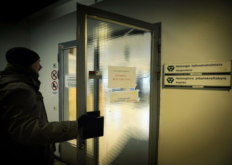 Työvoimatutkimuksen mukaan työttömistä lähes neljäsosa oli alle 25-vuotiaita.