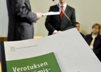 VM:n alivaltiosihteeri Martti Hetemäki (vas.)  luovuttamassa johtamansa verotuksen kehittämistyöryhmän loppuraporttia valtiovarainministeri Jyrki Kataiselle.