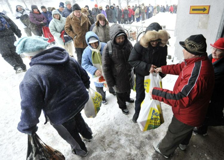 Suomen köyhyys ovat yhä pitempiaikaista. Se näkyy tilastoissa, mutta myös ruokajonoissa.