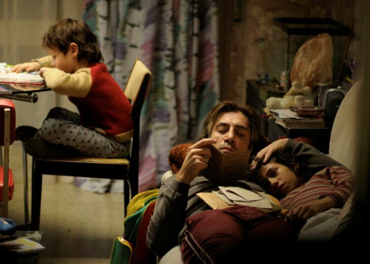 Yksinhuoltajaisällä (Javier Bardem) riittää kiireitä sekä kotona että sen ulkopuolella väkevässä espanjalaisessa nykydraamassa Biutiful.