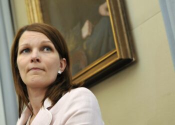 Mari Kiviniemi  pitää yhä ilmeisempänä, ettei hallituksen muodostaminen onnistu ilman keskustaa.