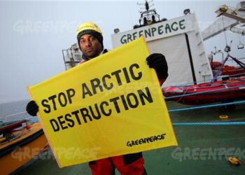 Pääsihteeri Kumi Naidoo Greenpeacen aluksella ennen siirtymistään öljynporauslautta Leiv Eirikssonille Grönlannin vesillä.