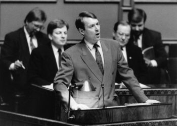 Esko Seppänen puhuu ja Esko Ahon hallitus kuuntelee. Kuvassa vuodelta 1992 oikealla Iiro Viinanen.