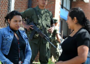 Sotilaat partioivat Guatemalan pääkaupungin kaduilla ennen kaksi viikkoa sitten pidettyjä presidentinvaaleja.