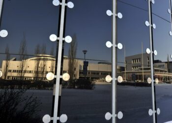 Nokian Salon tehdas kylpi auringossa keskiviikkona, mutta tehtaan työntekijöille päivä oli musta.