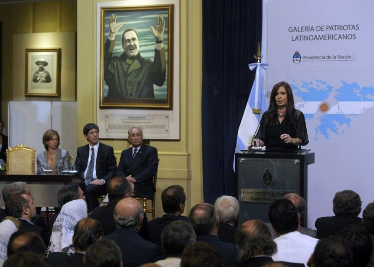 Argentiinan presidentti Cristina Fernandez de Kirchner ilmoitti maansa vastustavan Etelä-Atlantin militarisointia. Taustalla oli kuva Falklandin saarista Argentiinan lipun väreissä.
