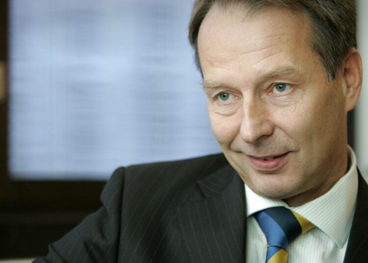 Suomen Yrittäjien toimitusjohtaja Jussi Järventaus vaatii sairauslomiin yhden päivän karenssia. Hänen mielestään tällä voitaisiin lisätä suomalaisten työpanosta.