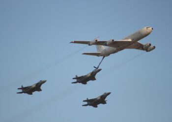 Suuren lentokonemäärän ilmatankkausta on arveltu ongelmaksi Israelille. Matka Iraniin ja takaisin edellyttäisi ilmatankkausta tai lisäpolttoainesäiliöiden käyttämistä.