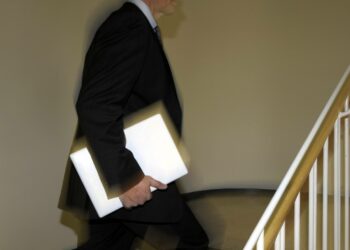Esimiesten koetaan antavan palautetta ja tukevan alaisiaan.