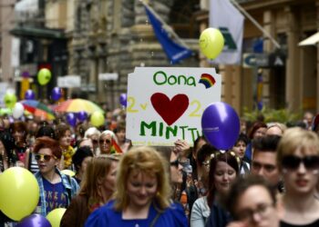Sukupuolivähemmistöjen Pride-kulkueessa lauantaina oli 8 000 osanottajaa, mikä on ennätysmäärä. Kulkuetta häirittiin kananmunien heittelyllä.