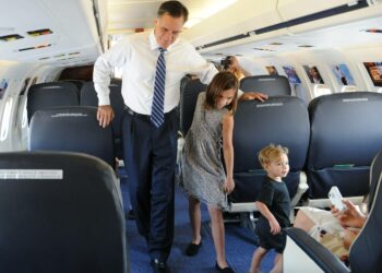 Republikaanien presidenttiehdokas Mitt Romney lastenlastensa seurassa kampanjalentokoneessaan.