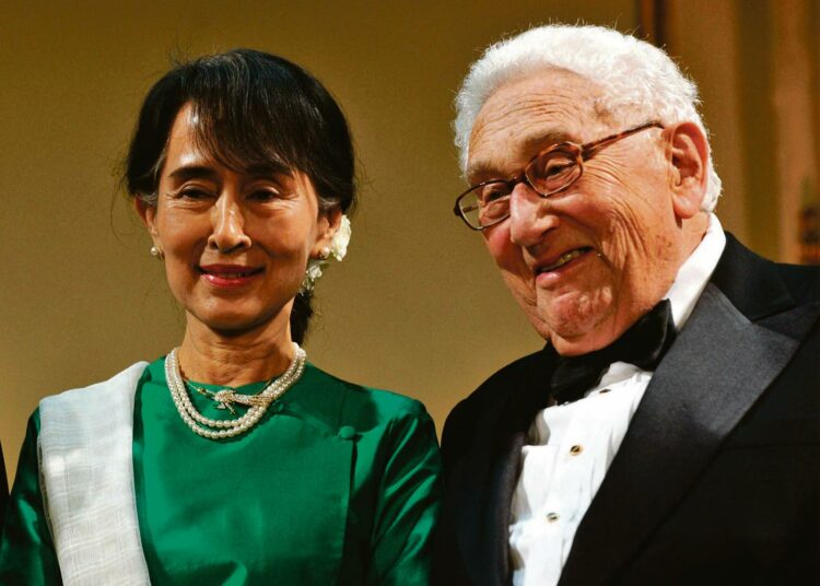 Kaksi rauhannobelistia, Aung San Suu Kyi ja Henry Kissinger, tapasi syyskuussa New Yorkissa.