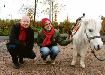 Vantaan Vasemmiston puheenjohtaja Minttu Sillanpää ja valtuustoryhmän puheenjohtaja Jussi Saramo Midi-tamman kanssa Kartanonkosken poniratsastustapahtumassa.