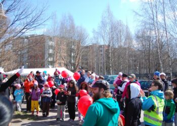 Hakunilan keskustassa sijaitseva Skomarsin torppa ympäristöineen oli sunnuntaina täynnä iloista mieltä.