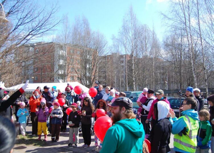 Hakunilan keskustassa sijaitseva Skomarsin torppa ympäristöineen oli sunnuntaina täynnä iloista mieltä.