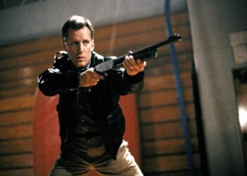 James Woods esittää Lloyd Hopkinsia.