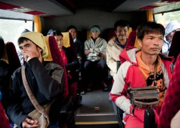 Thaimaalaiset marjanpoimijat siirtyivät tiistaina bussikuljetuksella Saarijärveltä Äänekosken Suolahteen.
