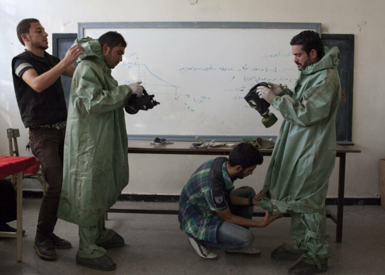Opiskelijat järjestävät Aleppon yliopistossa opastusta siihen, miten käytetään suojavarusteita kemiallisia aseita vastaan.