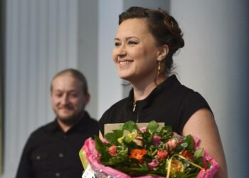 Kreetta Onkelin ennakkoluuloja käsittelevä kirja palkittiin Finlandia Juniorilla. Kirjailijan vieressä valinnan tehnyt Jarno ”Jarppi” Leppälä.