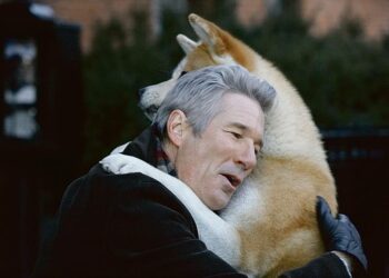 Professori Parker Wilson (Richard Gere, kuvassa) löytää juna-asemalta hylätyn koiran ja vie sen kotiinsa.