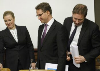 Vasemmistopuolueiden puheenjohtajat Jutta Urpilainen (vas.) ja Paavo Arhinmäki (oik.) kehottavat malttiin valtiontalouden sopeutuksessa. Pääministeri Jyrki Katainen (kesk.) miettii onko velkasuhteen kääntäminen laskuun mahdollista nykyisessä taloustilanteessa.