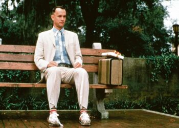 Forrest Gumpin koskettavassa elämässä ovat vuorotellen läsnä muun muassa Vietnamin sota, Elvis, presidentti Nixon ja omintakeinen kalabisnes. Tom Hanks voitti pääroolistaan sekä Oscarin että Golden Globe -palkinnon.