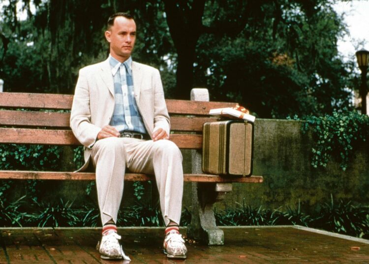 Forrest Gumpin koskettavassa elämässä ovat vuorotellen läsnä muun muassa Vietnamin sota, Elvis, presidentti Nixon ja omintakeinen kalabisnes. Tom Hanks voitti pääroolistaan sekä Oscarin että Golden Globe -palkinnon.