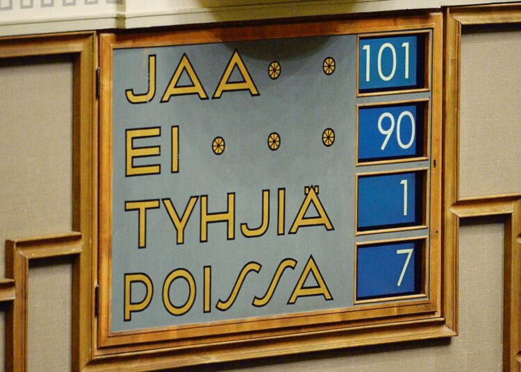 Eduskunta hyväksyi sukupuolineutraalin avioliittolain toisessa äänestyksessään 12.12. äänin 101–90.