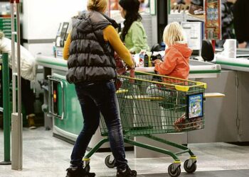 Palvelusektori lienee ainut ala, jonka voi olettaa säilyttävän edes nykyiset työpaikat. Kuva Helsingin Kannelmäessä sijaitsevasta Kauppakeskus Kaaresta.