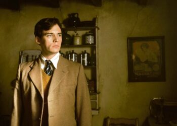 Pieni ihmissydän on palkittu sarja kirjailijaksi haluavan miehen (Sam Claflin) erikoisesta elämäntaipaleesta 1900-luvun edetessä.