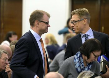 Pääministeri Juha Sipilä, valtiovarainministeri Alexander Stubb ja sosiaali- ja terveysministeri Hanna Mäntylä heiluvat Teollisuuden palkansaajien mielestä kuin norsu lasikaapissa.