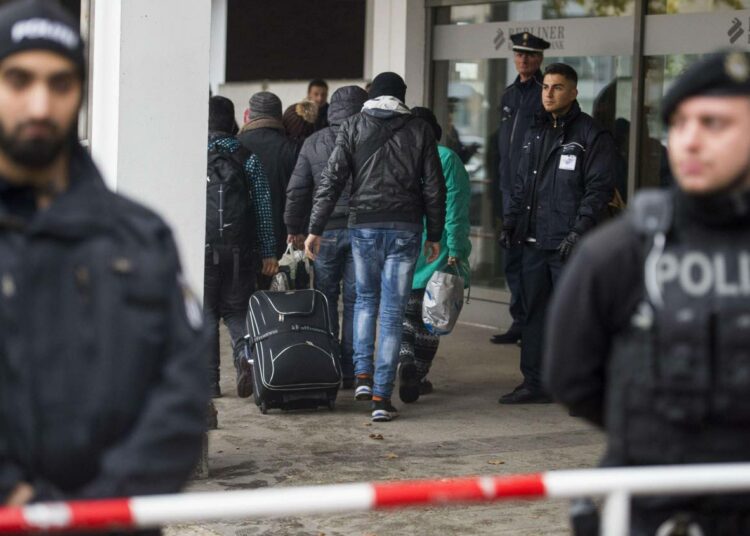 Poliisi vartioi turvapaikanhakijoiden saapumista rekisteröitymiskeskukseen Berliinissä. Jos maahanmuuttajien sosiaaliturvaan ei kiinnitetä huomiota, he eriytyvät muiden uusien huono-osaisiin kuuluvien tapaan.
