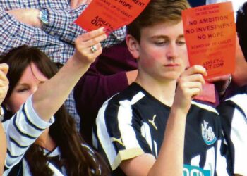 Newcastlen kannattajat näyttivät punaista Mike Ashleylle QPR-ottelussa viime toukokuussa.