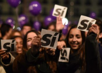 Vasemmistopuolue Podemosin kannattajia riemuitsemassa Madridissa sunnuntai-iltana.