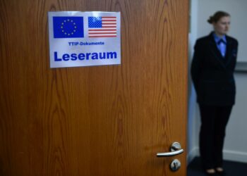 Turvallisuusvirkailija päivystää Saksan TTIP-lukuhuoneen ovella Berliinissä. Samanlainen lukuhuone on ulkoministeriössä Helsingissä.