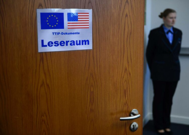 Turvallisuusvirkailija päivystää Saksan TTIP-lukuhuoneen ovella Berliinissä. Samanlainen lukuhuone on ulkoministeriössä Helsingissä.