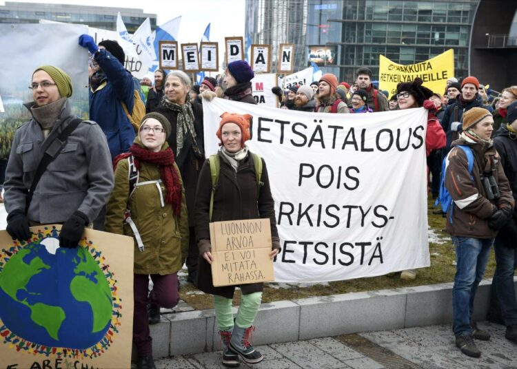 Metsähallituslakia vastustettiin Kansalaistorilla 9. maaliskuuta.