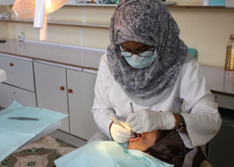 Hammaslääkärinä Somalimaan pääkaupungissa Hargeisassa työskentelevä Zainab.